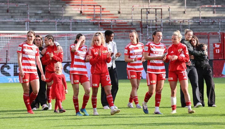Union Frauenmannschaft bei der Ehrenrunde nach Spielende Fußball Fussball 1. Bundesliga Damen Frauen 25. Spieltag Saison 2025 2026 10.05.2026 1.FC Union Berlin vs. TSG Hoffenheim DFL regulations prohibit any use of photographs as image sequences and or quasi-video