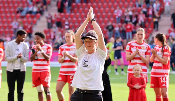 Trainerin Ailien Poese und Union Frauenmannschaft nach Spielende vor den Fans Fußball Fussball 1. Bundesliga Damen Frauen 25. Spieltag Saison 2025 2026 10.05.2026 1.FC Union Berlin vs. TSG Hoffenheim DFL regulations prohibit any use of photographs as image sequences and or quasi-video