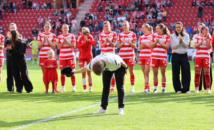 Trainerin Ailien Poese verneigt sich vor den Fans, Union Frauenmannschaft nach Spielende Fußball Fussball 1. Bundesliga Damen Frauen 25. Spieltag Saison 2025 2026 10.05.2026 1.FC Union Berlin vs. TSG Hoffenheim DFL regulations prohibit any use of photographs as image sequences and or quasi-video
