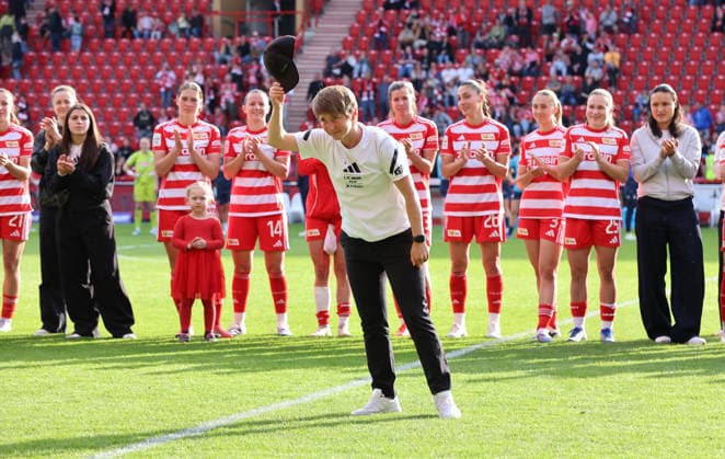 Trainerin Ailien Poese verneigt sich vor den Fans, Union Frauenmannschaft nach Spielende Fußball Fussball 1. Bundesliga Damen Frauen 25. Spieltag Saison 2025 2026 10.05.2026 1.FC Union Berlin vs. TSG Hoffenheim DFL regulations prohibit any use of photographs as image sequences and or quasi-video
