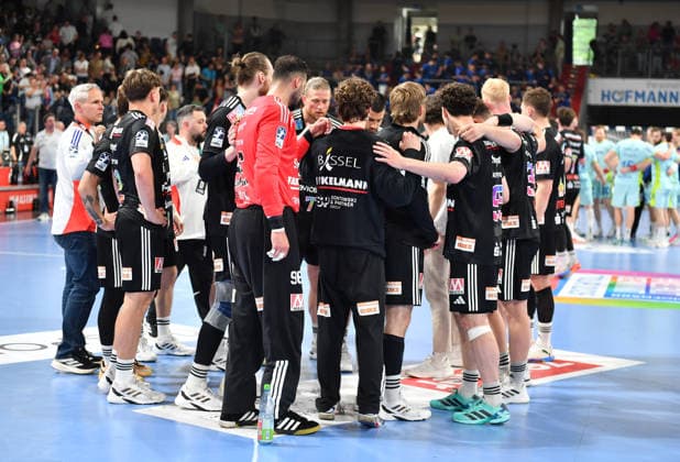10.05.2026 - Handball - 1. Bundesliga DAIKIN HBL - Saison 2025 2026 - 31. Spieltag: HC Erlangen Metropolregion Nürnberg HCE - VfL Gummersbach - OGo - xogox - Mannschaft Team nach Spielende