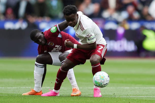 10th May 2026; London Stadium, London, England; Premier League Football, West Ham United versus Arsenal; Bukayo Saka of Arsenal feels pressure from El Hadji Malick Diouf of West Ham United HenningxvonxJagow
