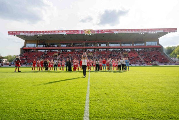Fußball, Frauen, Saison 2025 2026, Google Pixel Frauen-Bundesliga (25. Spieltag), 1. FC Union Berlin - TSG 1899 Hoffenheim, Trainerin Ailien Poese (1. FC Union) wird nach Abpfiff von den Fans gefeiert und verabschiedet, 10.05. 2026, Copyright: xMatthiasxKochx