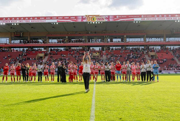 Fußball, Frauen, Saison 2025 2026, Google Pixel Frauen-Bundesliga (25. Spieltag), 1. FC Union Berlin - TSG 1899 Hoffenheim, Trainerin Ailien Poese (1. FC Union) wird nach Abpfiff von den Fans gefeiert und verabschiedet, 10.05. 2026, Copyright: xMatthiasxKochx