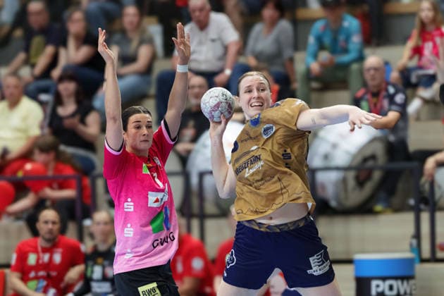 Engelina Alida Corona Molenaar (Halle, 7), Jolina Huhnstock (BSV, 45), SV Union Halle-Neustadt vs. Buxtehuder SV, Handball Bundesliga Frauen, Play-Offs 5-11 Spieltag 4, Saison 2025 26, 10.05.2026 Halle SWH Arena Sachsen-Anhalt Deutschland