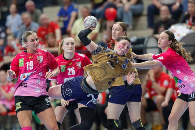Lea Gruber (Halle, 19), Cara Reuthal (Halle, 26), Anika Hampel (BSV, 10), Jolina Huhnstock (BSV, 45), Emma Hertha (Halle, 17), SV Union Halle-Neustadt vs. Buxtehuder SV, Handball Bundesliga Frauen, Play-Offs 5-11 Spieltag 4, Saison 2025 26, 10.05.2026 Halle SWH Arena Sachsen-Anhalt Deutschland