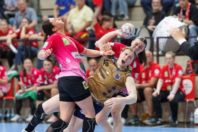 Engelina Alida Corona Molenaar (Halle, 7), Jolina Huhnstock (BSV, 45), Emma Hertha (Halle, 17), SV Union Halle-Neustadt vs. Buxtehuder SV, Handball Bundesliga Frauen, Play-Offs 5-11 Spieltag 4, Saison 2025 26, 10.05.2026 Halle SWH Arena Sachsen-Anhalt Deutschland