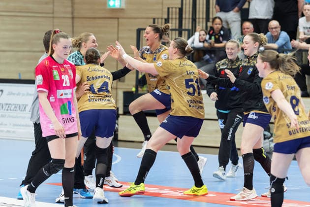 BSV-Spielerinnen jubeln nach 28:24 auswärtssieg, Cara Reuthal (Halle, 26) (li.), SV Union Halle-Neustadt vs. Buxtehuder SV, Handball Bundesliga Frauen, Play-Offs 5-11 Spieltag 4, Saison 2025 26, 10.05.2026 Halle SWH Arena Sachsen-Anhalt Deutschland