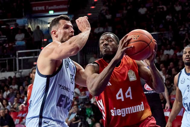 Deutsche Basketball Bundesliga (BBL), FC Bayern München Basketball vs EWE BASKETS Oldenburg, München FC Bayern Basketball, Oldenburg EWE BASKETS, 2026-05-10 in München (BMW Park) BALDWIN Kamar (FC Bayern München Basketball Point Guard (PG) Nr44-FCBB44), STANIC Filip (EWE BASKETS Oldenburg Center (C) Nr65-OLD65) sportworld München BMW Park Bayern Deutschland