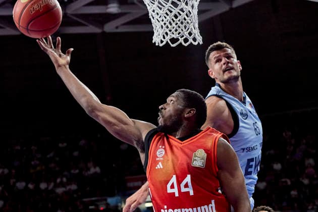 Deutsche Basketball Bundesliga (BBL), FC Bayern München Basketball vs EWE BASKETS Oldenburg, München FC Bayern Basketball, Oldenburg EWE BASKETS, 2026-05-10 in München (BMW Park) BALDWIN Kamar (FC Bayern München Basketball Point Guard (PG) Nr44-FCBB44), STANIC Filip (EWE BASKETS Oldenburg Center (C) Nr65-OLD65) sportworld München BMW Park Bayern Deutschland