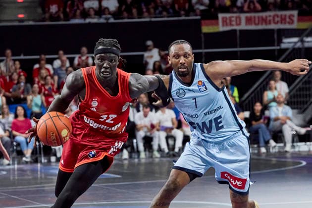 Deutsche Basketball Bundesliga (BBL), FC Bayern München Basketball vs EWE BASKETS Oldenburg, München FC Bayern Basketball, Oldenburg EWE BASKETS, 2026-05-10 in München (BMW Park) GABRIEL Wenyen (FC Bayern München Basketball Center (C) Nr32-FCBB32), TUCKER Dakarai (EWE BASKETS Oldenburg Small Forward (SF) Nr7-OLD7) sportworld München BMW Park Bayern Deutschland
