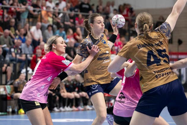 Handball Bundesliga Frauen,HBF, Saison 2025 2026 SV Union Halle-Neustadt vs.Buxtehuder SV Halle, Deutschland 10.Mai 2026: Im Bild:v. li. im Zweikampf Lea Gruber (Halle) und Isabelle Doelle (Buxtehude) Halle Saale SWH Arena Sachsen-Anhalt Deutschland