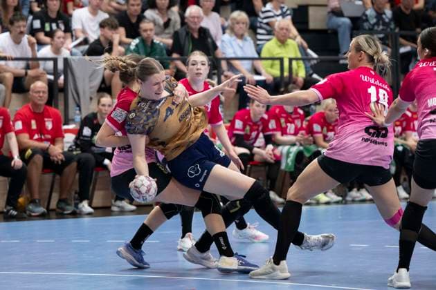 Handball Bundesliga Frauen,HBF, Saison 2025 2026 SV Union Halle-Neustadt vs.Buxtehuder SV Halle, Deutschland 10.Mai 2026: Im Bild:v. li. im Zweikampf Jolina Huhnstock (Buxtehude) und Fabienne Büch Buech (Halle) Halle Saale SWH Arena Sachsen-Anhalt Deutschland