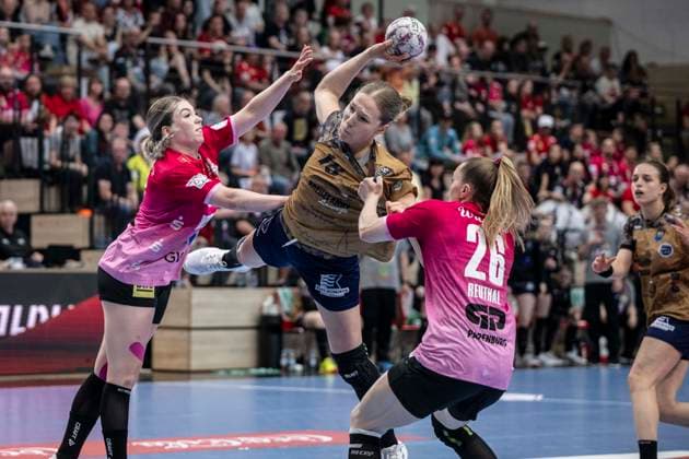 Handball Bundesliga Frauen,HBF, Saison 2025 2026 SV Union Halle-Neustadt vs.Buxtehuder SV Halle, Deutschland 10.Mai 2026: Im Bild:v. li. im Zweikampf Fabienne Büch Buech (Halle), Johanna Andresen (Buxtehude) und Cara Reuthal (Halle) Halle Saale SWH Arena Sachsen-Anhalt Deutschland