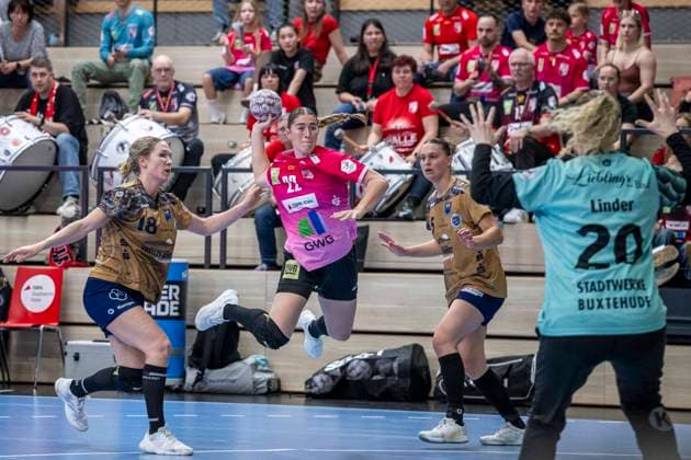 Handball Bundesliga Frauen,HBF, Saison 2025 2026 SV Union Halle-Neustadt vs.Buxtehuder SV Halle, Deutschland 10.Mai 2026: Im Bild:v.li.Johanna Andresen (Buxtehude) , Tabea Wipper (Halle), Maj Nielsen (Buxtehude) und Anni Linder (Buxtehude) Halle Saale SWH Arena Sachsen-Anhalt Deutschland