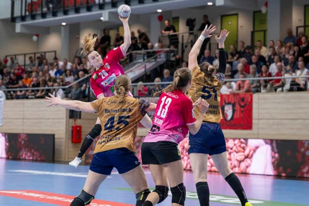Handball Bundesliga Frauen,HBF, Saison 2025 2026 SV Union Halle-Neustadt vs.Buxtehuder SV Halle, Deutschland 10.Mai 2026: Im Bild:v.li.Cara Reuthal (Halle), Jolina Huhnstock (Buxtehude) , Madeleine Östlund Oestlund (Halle) und Lyn Elisabeth Lück Lueck (Buxtehude) Halle Saale SWH Arena Sachsen-Anhalt Deutschland