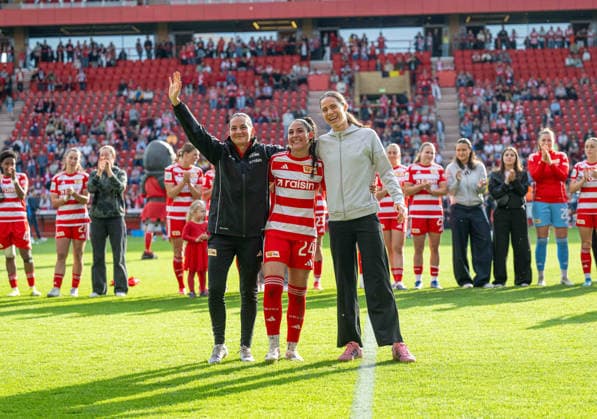 Fußball, Frauen, Saison 2025 2026, Google Pixel Frauen-Bundesliga (25. Spieltag), 1. FC Union Berlin - TSG 1899 Hoffenheim, v. l. Athanasia Moraitou (1. FC Union), Fatma Sakar (1. FC Union) und Torhüterin Julia Kassen (1. FC Union) werden nach Abpfiff von den Fans gefeiert und verabschiedet, 10.05. 2026, Copyright: xMatthiasxKochx