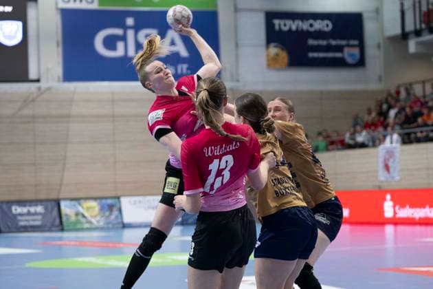 Handball Bundesliga Frauen,HBF, Saison 2025 2026 SV Union Halle-Neustadt vs.Buxtehuder SV Halle, Deutschland 10.Mai 2026: Im Bild:v. li. im Zweikampf Cara Reuthal (Halle) ,Madeleine Östlund Oestlund (Halle), Jolina Huhnstock (Buxtehude) und Carina Senel (Buxtehude) Halle Saale SWH Arena Sachsen-Anhalt Deutschland