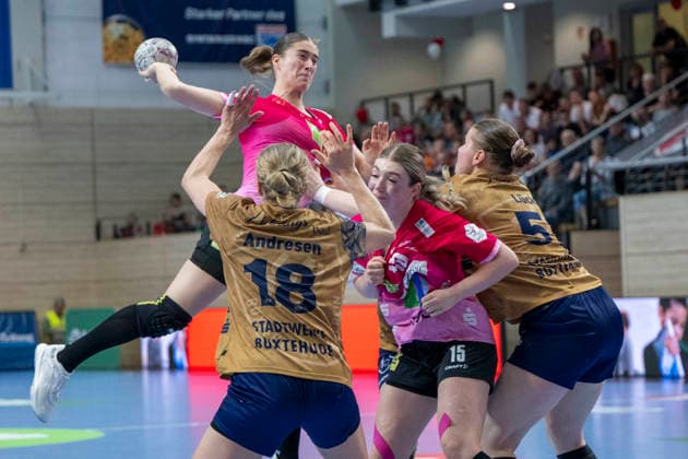 Handball Bundesliga Frauen,HBF, Saison 2025 2026 SV Union Halle-Neustadt vs.Buxtehuder SV Halle, Deutschland 10.Mai 2026: Im Bild:v. li. im Zweikampf Tabea Wipper (Halle), Johanna Andresen (Buxtehude) , Fabienne Büch Buech (Halle) und Lyn Elisabeth L?ck Lueck (Buxtehude) Halle Saale SWH Arena Sachsen-Anhalt Deutschland