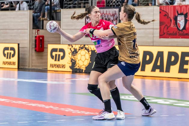 Handball Bundesliga Frauen,HBF, Saison 2025 2026 SV Union Halle-Neustadt vs.Buxtehuder SV Halle, Deutschland 10.Mai 2026: Im Bild:v. li. im Zweikampf Tabea Wipper (Halle) und Isabelle Doelle (Buxtehude) Halle Saale SWH Arena Sachsen-Anhalt Deutschland