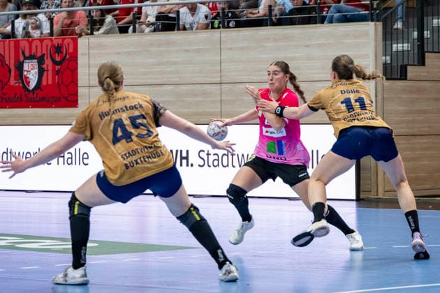 Handball Bundesliga Frauen,HBF, Saison 2025 2026 SV Union Halle-Neustadt vs.Buxtehuder SV Halle, Deutschland 10.Mai 2026: Im Bild:v.li.Jolina Huhnstock (Buxtehude) , Tabea Wipper (Halle) und Isabelle Doelle (Buxtehude) Halle Saale SWH Arena Sachsen-Anhalt Deutschland