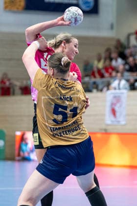 Handball Bundesliga Frauen,HBF, Saison 2025 2026 SV Union Halle-Neustadt vs.Buxtehuder SV Halle, Deutschland 10.Mai 2026: Im Bild:v. li. im Zweikampf Lyn Elisabeth Lück Lueck (Buxtehude) und un19 Halle Saale SWH Arena Sachsen-Anhalt Deutschland