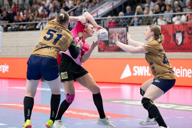 Handball Bundesliga Frauen,HBF, Saison 2025 2026 SV Union Halle-Neustadt vs.Buxtehuder SV Halle, Deutschland 10.Mai 2026: Im Bild:v.li.Lyn Elisabeth Lück Lueck (Buxtehude), Lea Gruber (Halle) und Jolina Huhnstock (Buxtehude) Halle Saale SWH Arena Sachsen-Anhalt Deutschland