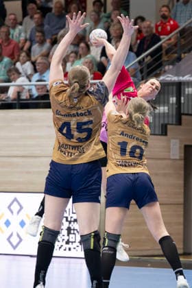 Handball Bundesliga Frauen,HBF, Saison 2025 2026 SV Union Halle-Neustadt vs.Buxtehuder SV Halle, Deutschland 10.Mai 2026: Im Bild:v.li.Jolina Huhnstock (Buxtehude) , Lynn Molenaar (Halle) und Anika Hampel (Buxtehude) Halle Saale SWH Arena Sachsen-Anhalt Deutschland