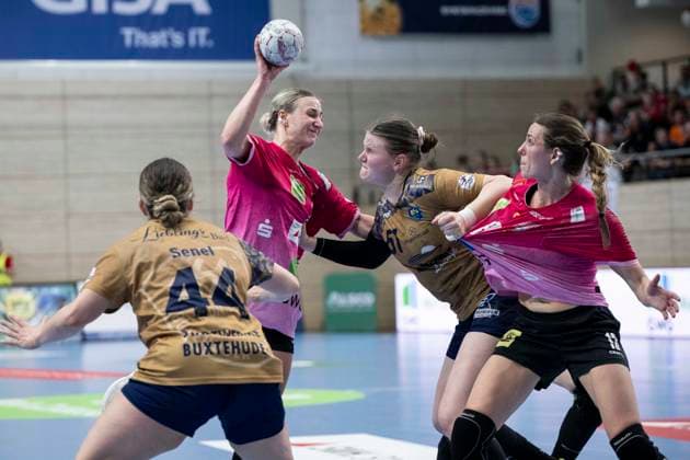 Handball Bundesliga Frauen,HBF, Saison 2025 2026 SV Union Halle-Neustadt vs.Buxtehuder SV Halle, Deutschland 10.Mai 2026: Im Bild:v.li.Carina Senel (Buxtehude) , Lea Gruber (Halle), Lyn Elisabeth Lück Lueck (Buxtehude) und Madeleine Östlund Oestlund (Halle) Halle Saale SWH Arena Sachsen-Anhalt Deutschland