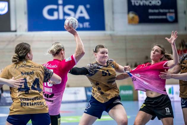 Handball Bundesliga Frauen,HBF, Saison 2025 2026 SV Union Halle-Neustadt vs.Buxtehuder SV Halle, Deutschland 10.Mai 2026: Im Bild:v.li.Carina Senel (Buxtehude) , Lea Gruber (Halle), Lyn Elisabeth L?ck Lueck (Buxtehude) und Madeleine Östlund Oestlund (Halle) Halle Saale SWH Arena Sachsen-Anhalt Deutschland