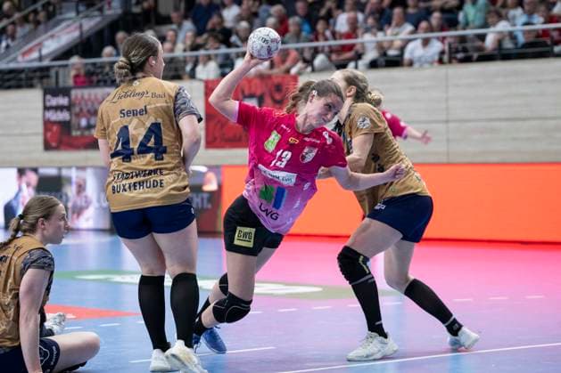 Handball Bundesliga Frauen,HBF, Saison 2025 2026 SV Union Halle-Neustadt vs.Buxtehuder SV Halle, Deutschland 10.Mai 2026: Im Bild:v.li.Carina Senel (Buxtehude) , Madeleine Östlund Oestlund (Halle) und Lilli Frey (Buxtehude) Halle Saale SWH Arena Sachsen-Anhalt Deutschland