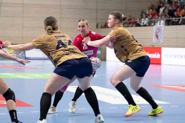 Handball Bundesliga Frauen,HBF, Saison 2025 2026 SV Union Halle-Neustadt vs.Buxtehuder SV Halle, Deutschland 10.Mai 2026: Im Bild:v.li.Carina Senel (Buxtehude) , Lea Gruber (Halle) und Lyn Elisabeth Lück Lueck (Buxtehude) Halle Saale SWH Arena Sachsen-Anhalt Deutschland