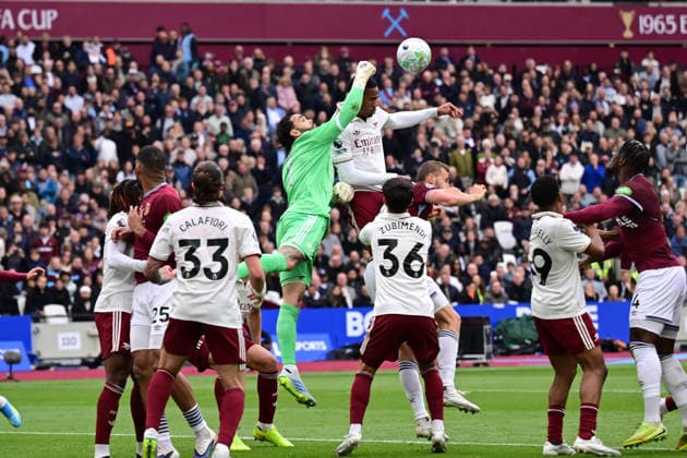 West Ham United v Arsenal, Premier League Arsenal goalkeeper David Raya (1) punches clear during the Premier League match between West Ham United and Arsenal at the London Stadium, London, UK on 10 May 2026. London London Stadium UK Editorial use only DataCo restrictions apply See www.football-dataco.com , Copyright: xDennisxGoodwinx PSI-24232-0038