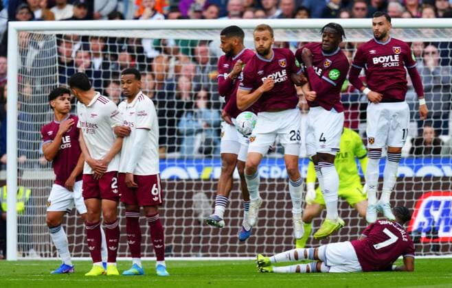The West Ham wall blocks a free kick from Eberechi Eze of Arsenal West Ham United v Arsenal, Premier League, Football, London Stadium, London , UK - 10 May 2026London London Stadium United Kingdom EDITORIAL USE ONLY No use with unauthorised audio, video, data, fixture lists, club league logos or live services. Online in-match use limited to 120 images, no video emulation. No use in betting, games or single club league player publications.  Copyright: xJavierxGarcia Shutterstockx 16861795ak