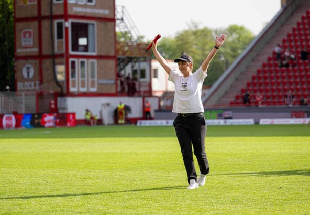 Fußball, Frauen, Saison 2025 2026, Google Pixel Frauen-Bundesliga (25. Spieltag), 1. FC Union Berlin - TSG 1899 Hoffenheim, Trainerin Ailien Poese (1. FC Union) wird nach Abpfiff von den Fans gefeiert und verabschiedet, 10.05. 2026, Copyright: xMatthiasxKochx