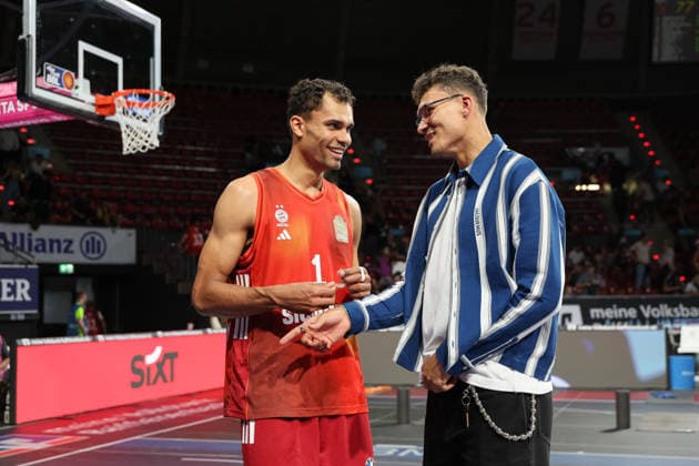 Oscar da Silva (FC Bayern Basketball, 01) mit seinem Bruder, dem NBA, Basketball Herren, USA Spieler Tristan da Silva (Orlando Magic), GER, FC Bayern Basketball vs. EWE Baskets Oldenburg, Basketball, easycredit Basketball Bundesliga, 34. Spieltag, Saison 2025 2026, 10.05.2026, GER, FC Bayern Basketball vs. EWE Baskets Oldenburg, Basketball, easycredit Basketball Bundesliga, 34. Spieltag, Saison 2025 2026, 10.05.2026 Muenchen Copyright: xEibner-Pressefoto JennixMaulx EP_JML