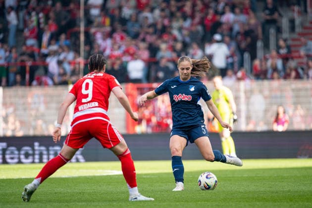 GER, 1. FFBL, 1. FC Union Berlin vs TSG 1899 Hoffenheim 10.05.2026, Alte Försterei, Berlin, GER, 1. FFBL, 1. FC Union Berlin vs TSG 1899 Hoffenheim, im Bild Jamilla Rankin (TSG Hoffenheim, 05) am Ball, davor Sophie Weidauer (Union Berlin, 09), DFB regulations prohibit any use of photographs as image sequences and or quasi-video