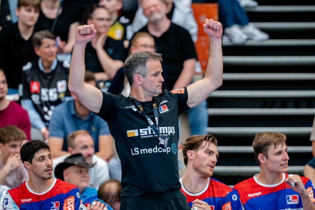 Krefeld, 10.05.2026, Handball, Herren, 2. Bundesliga, 31. Spieltag, 2025 2026: HSG Krefeld Niederrhein HBW Balingen-Weilstetten Matthias Flohr (HBW Balingen-Weilstetten, Trainer) jubelt nach einem Treffer