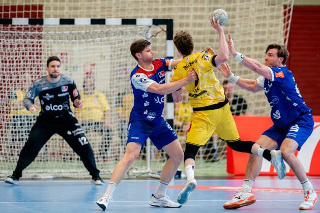 Krefeld, 10.05.2026, Handball, Herren, 2. Bundesliga, 31. Spieltag, 2025 2026: HSG Krefeld Niederrhein HBW Balingen-Weilstetten Marvin Kix (HSG Krefeld Niederrhein, 7) im Zweikampf mit Georg Pöhle (HBW Balingen-Weilstetten, 94)