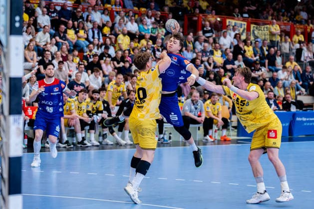 Krefeld, 10.05.2026, Handball, Herren, 2. Bundesliga, 31. Spieltag, 2025 2026: HSG Krefeld Niederrhein HBW Balingen-Weilstetten Elias Huber (HBW Balingen-Weilstetten, 7) im Zweikampf mit Lukas Siegler (HSG Krefeld Niederrhein, 20)
