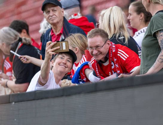 Fußball, Frauen, Saison 2025 2026, Google Pixel Frauen-Bundesliga (25. Spieltag), 1. FC Union Berlin - TSG 1899 Hoffenheim, Trainerin Ailien Poese (1. FC Union) macht Fotos mit Fans, 10.05. 2026, Copyright: xMatthiasxKochx