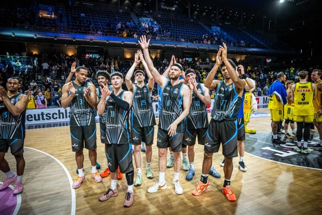 Basketball Berlin 10.05.2026 Saison 2025 2026 EasyCredit BBL 1. Bundesliga Männer, Herren Alba Berlin - Science City Jena Jena bedankt sich bei den Fans