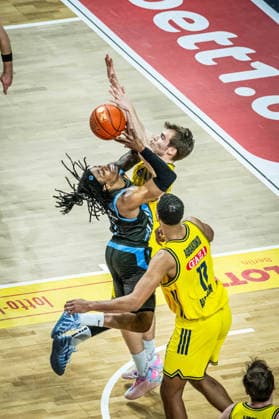 Basketball Berlin 10.05.2026 Saison 2025 2026 EasyCredit BBL 1. Bundesliga Männer, Herren Alba Berlin - Science City Jena Ikenna Iroegbu (Jena, No.01) Malte Delow (Alba Berlin, No.06) Norris Agbakoko (Alba Berlin, No.17)
