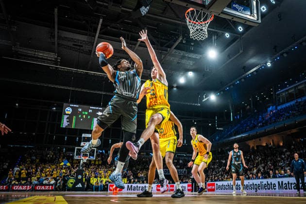 Basketball Berlin 10.05.2026 Saison 2025 2026 EasyCredit BBL 1. Bundesliga Männer, Herren Alba Berlin - Science City Jena Ikenna Iroegbu (Jena, No.01) Moses Wood (Alba Berlin, No.11)
