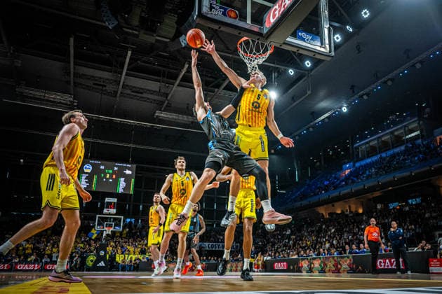 Basketball Berlin 10.05.2026 Saison 2025 2026 EasyCredit BBL 1. Bundesliga Männer, Herren Alba Berlin - Science City Jena Sam Griesel (Alba Berlin, No.05) Block Jack Pagenkopf (Jena, No.11)