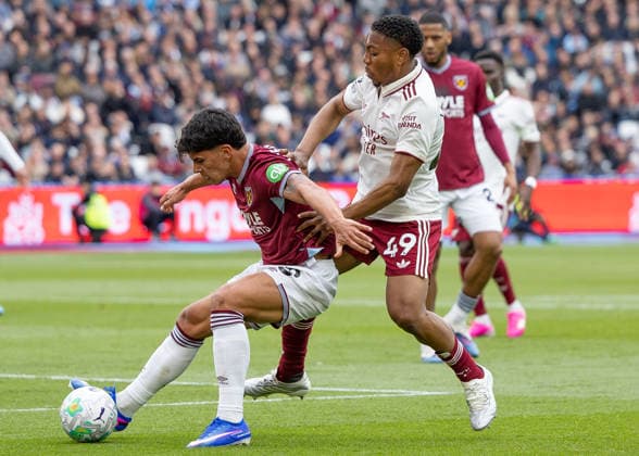 West Ham United v Arsenal FC, Premier League, Football, London Stadium, London, UK - 10 May 2026 Myles Lewis-Skelly of Arsenal FC (49) pressures Mateus Fernandes of West Ham United (18) London London Stadium Stratford GBR, UK NEWSPAPERS OUT Copyright: xEllixBirchx
