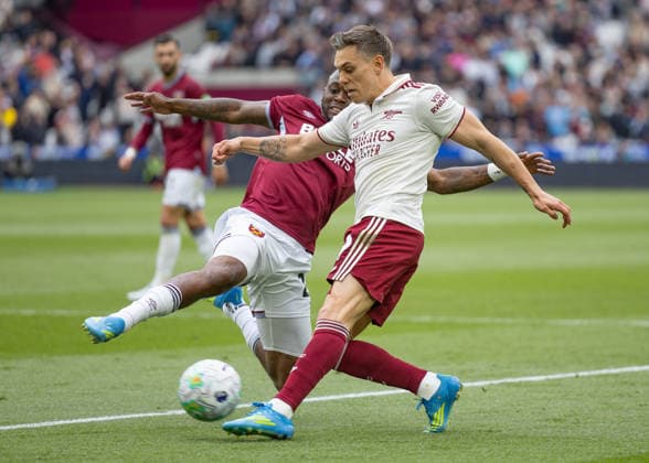 West Ham United v Arsenal FC, Premier League, Football, London Stadium, London, UK - 10 May 2026 Aaron Wan-Bissaka of West Ham United (29) challenges Leandro Trossard of Arsenal FC (19) London London Stadium Stratford GBR, UK NEWSPAPERS OUT Copyright: xEllixBirchx
