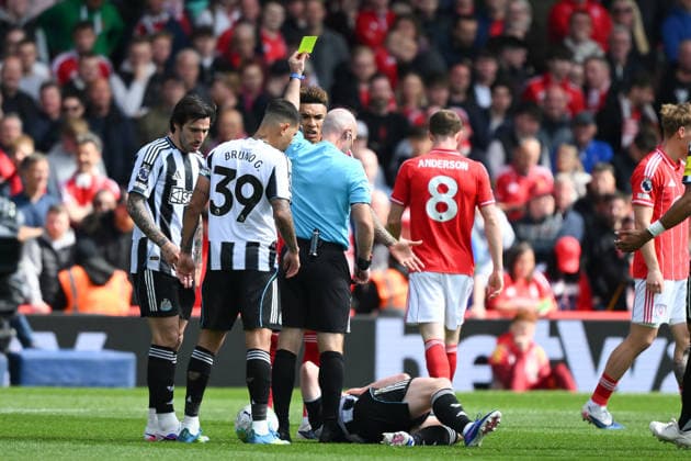 Nottingham Forest v Newcastle United - Premier League Referee Paul Tierney shows a yellow card to Igor Jesus of Nottingham Forest following a late challenge on Lewis Hall of Newcastle United during the Premier League match between Nottingham Forest and Newcastle United at the City Ground in Nottingham, United Kingdom, on May 10, 2026. Nottingham Nottinghamshire United Kingdom  Copyright: xMIxNewsx originalFilename:fletcher-nottingh260510_npiTF.jpg