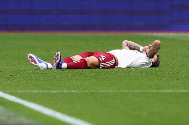 Premier League: West Ham United v Arsenal LONDON, UK - 10th May 2026: Ben White of Arsenal down injured and has to go off during the Premier League match between West Ham United FC and Arsenal FC at London Stadium London London Stadium England United Kingdom Copyright: xCraigxMercerx xPeakxActionxPhotosx