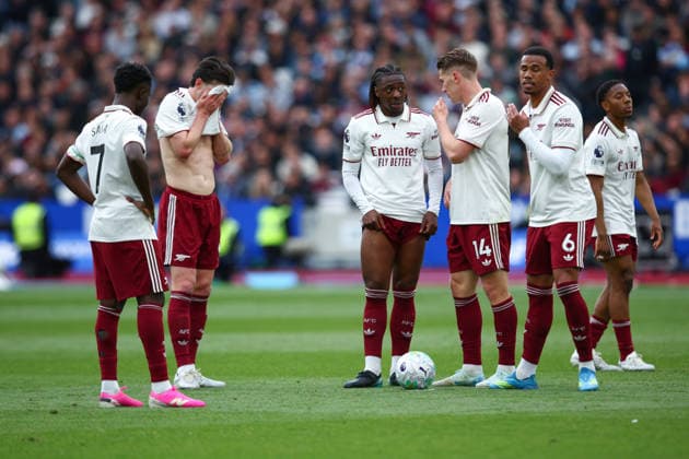 Premier League: West Ham United v Arsenal LONDON, UK - 10th May 2026: Eberechi Eze and Viktor Gyokeres of Arsenal discuss tactics at a free-kick during the Premier League match between West Ham United FC and Arsenal FC at London Stadium London London Stadium England United Kingdom Copyright: xCraigxMercerx xPeakxActionxPhotosx